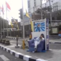 Wanita di Perempatan Lampu Merah
