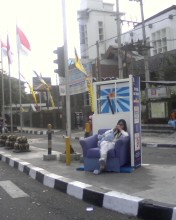 Wanita di Perempatan Lampu Merah